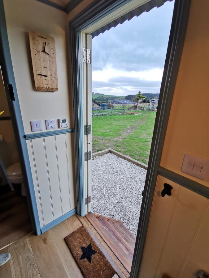 Toms Hut And Robins Rest Shepherd Huts Near Wadebridge Eksteriør billede