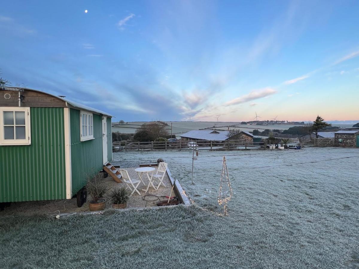 Toms Hut And Robins Rest Shepherd Huts Near Wadebridge Eksteriør billede