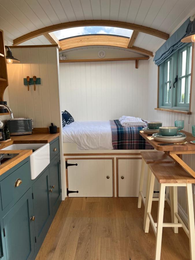 Toms Hut And Robins Rest Shepherd Huts Near Wadebridge Eksteriør billede