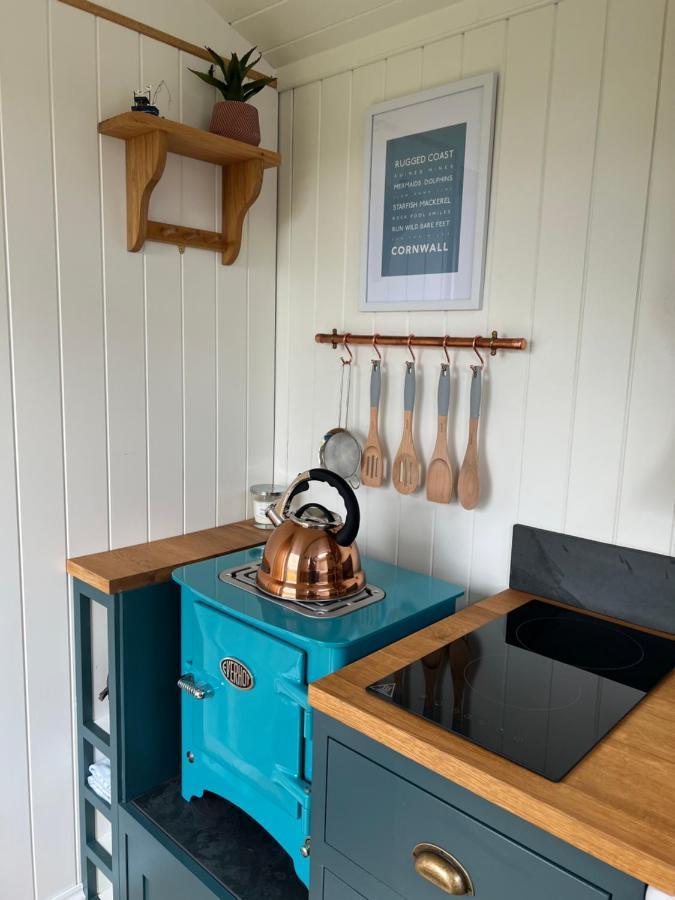 Toms Hut And Robins Rest Shepherd Huts Near Wadebridge Eksteriør billede
