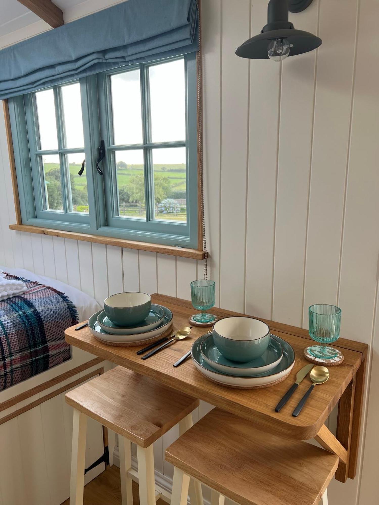 Toms Hut And Robins Rest Shepherd Huts Near Wadebridge Eksteriør billede