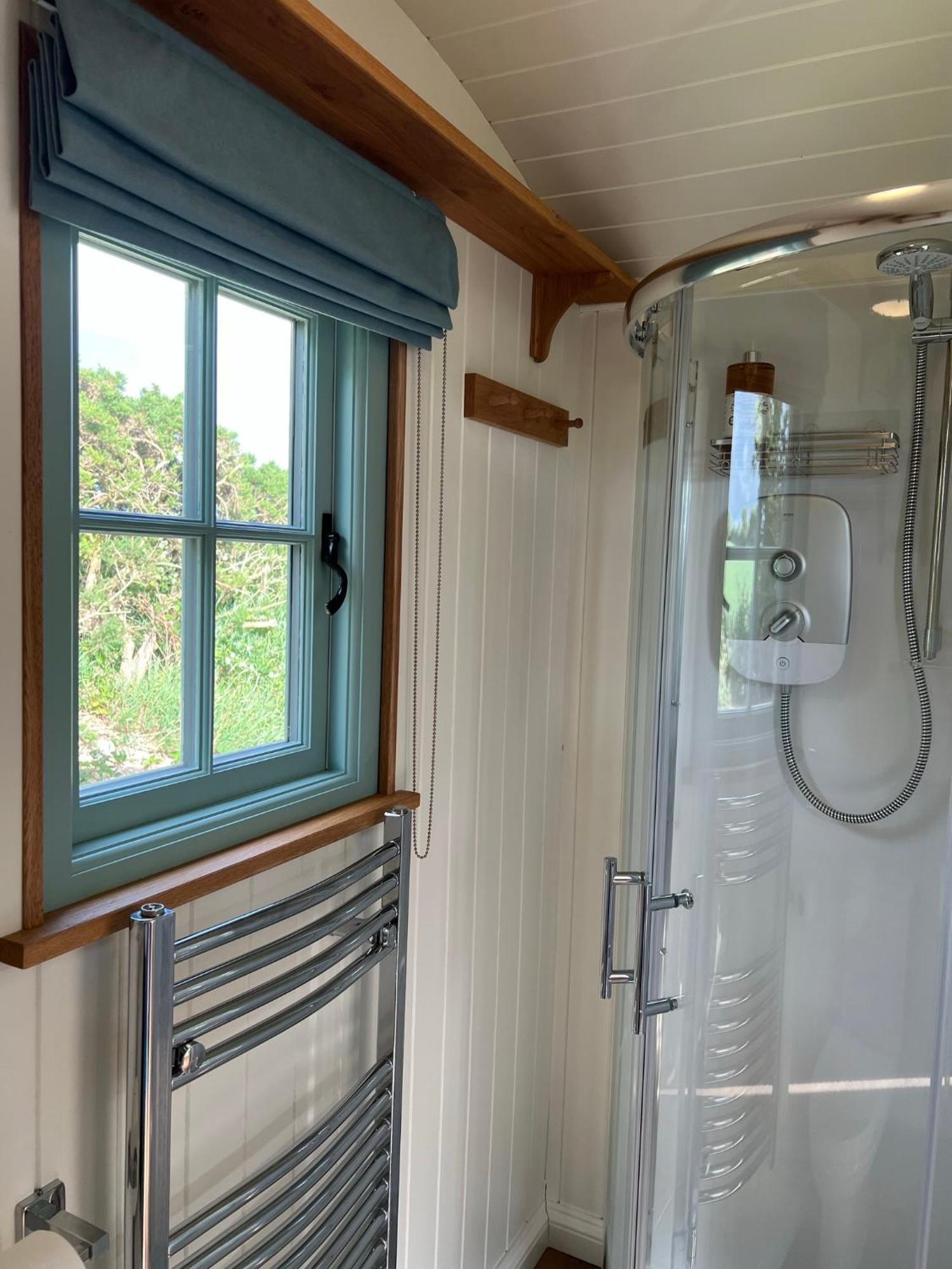 Toms Hut And Robins Rest Shepherd Huts Near Wadebridge Eksteriør billede