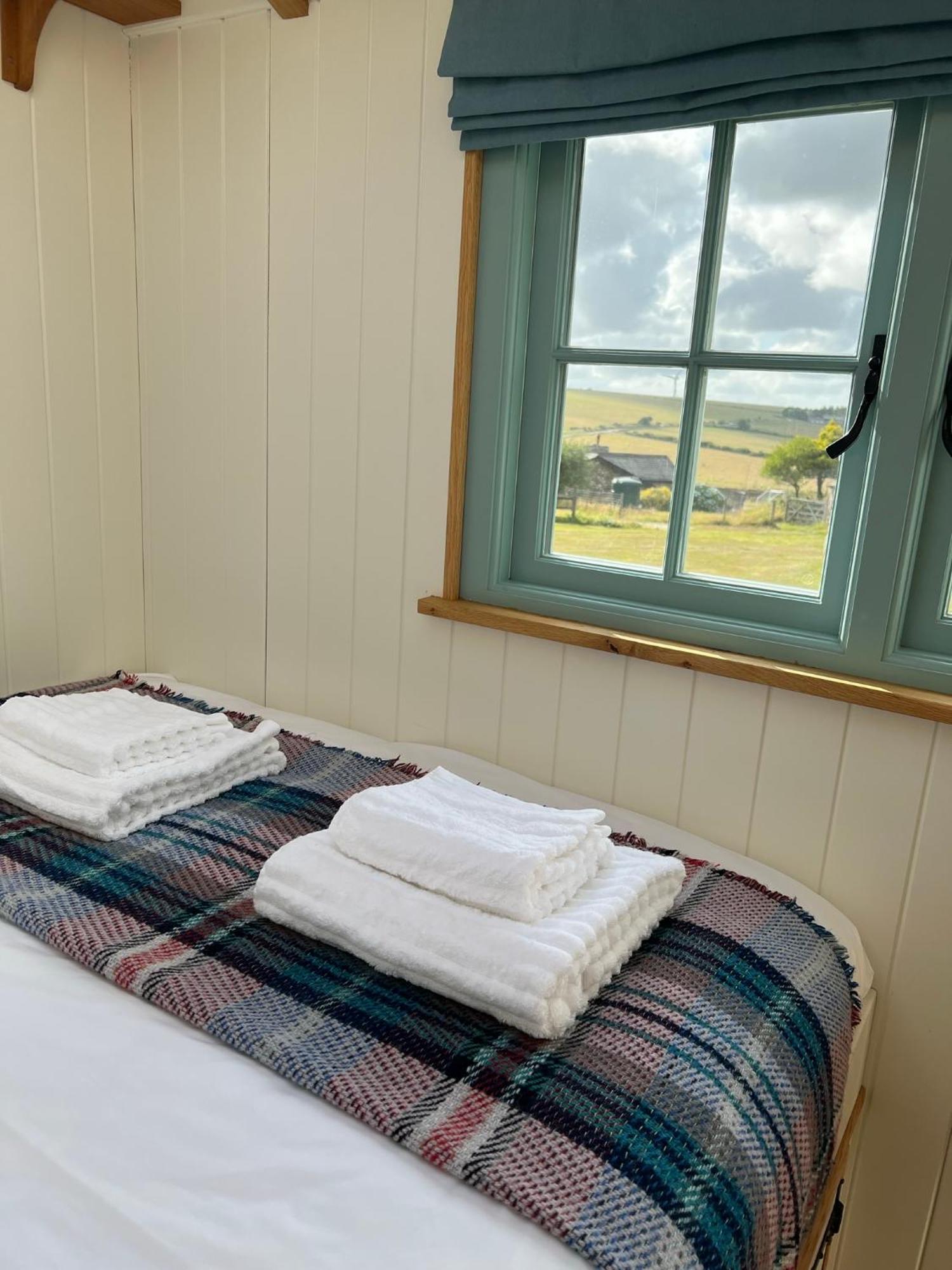 Toms Hut And Robins Rest Shepherd Huts Near Wadebridge Eksteriør billede