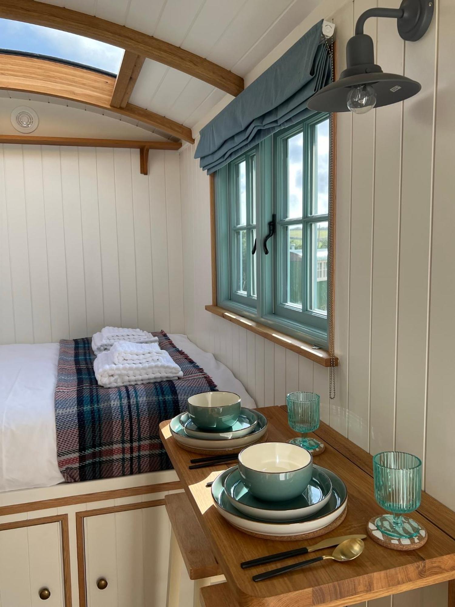 Toms Hut And Robins Rest Shepherd Huts Near Wadebridge Eksteriør billede