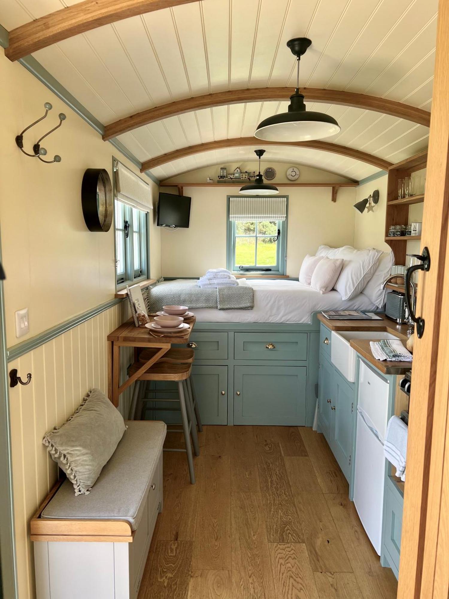 Toms Hut And Robins Rest Shepherd Huts Near Wadebridge Eksteriør billede