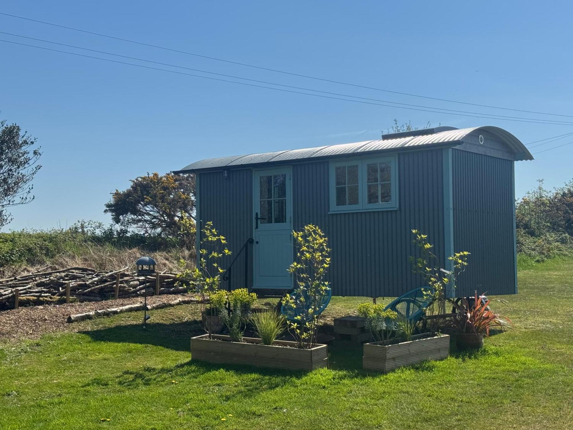 Toms Hut And Robins Rest Shepherd Huts Near Wadebridge Eksteriør billede